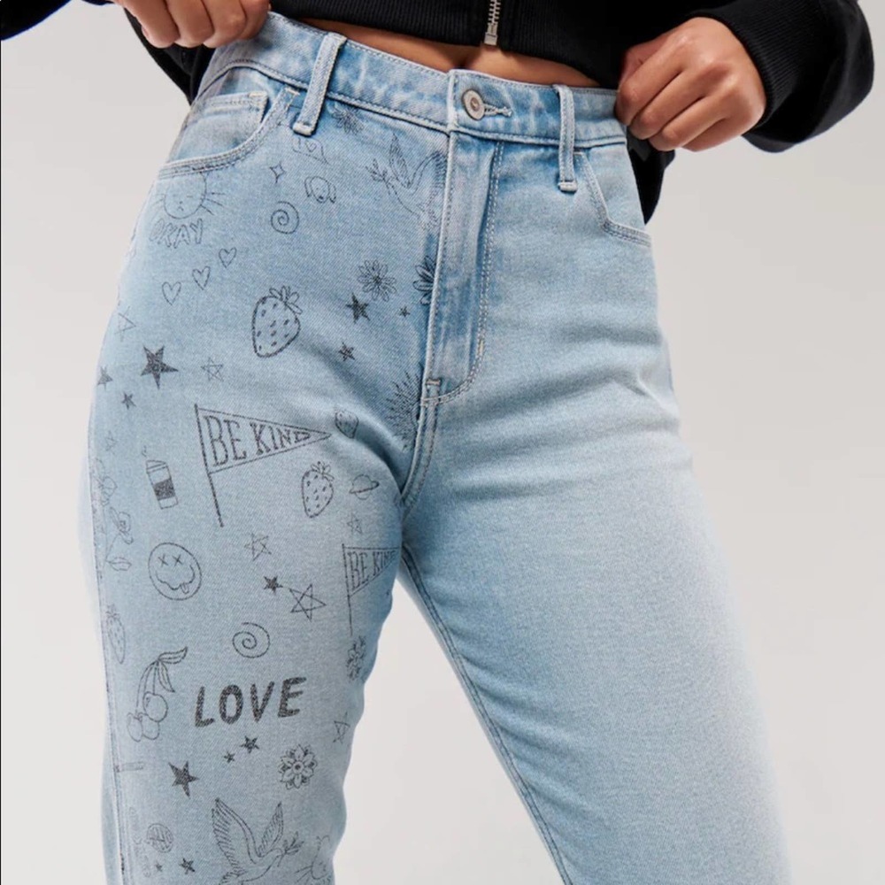 Hollister | Ultra High Rise Medium Wash Doodle Mom Jeans Size 3R